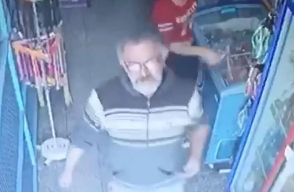 Vecinos agredieron al acusado de abusar a una kiosquera