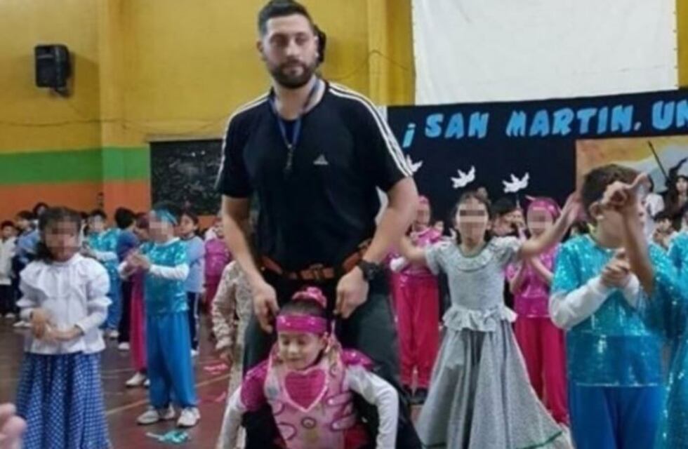 Emocionante video viral: un profesor construyó un arnés para que una alumna con discapacidad pueda bailar