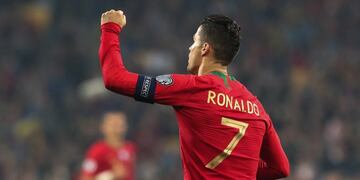 Kiev (Ukraine), 13/10/2019\u002E- Portugal`s Cristiano Ronaldo makes history with his 700th career goal after scoring a penalty during the UEFA Euro 2020 qualifying round, Group B soccer match Ukraine vs Portugal at Olympic stadium, in Kiev, Ukraine, 14 October 2019\u002E (Ucrania) EFE/EPA/PAULO NOVAIS