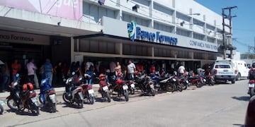 Las filas para iniciar los reclamos son interminables y se sufre el intenso calor