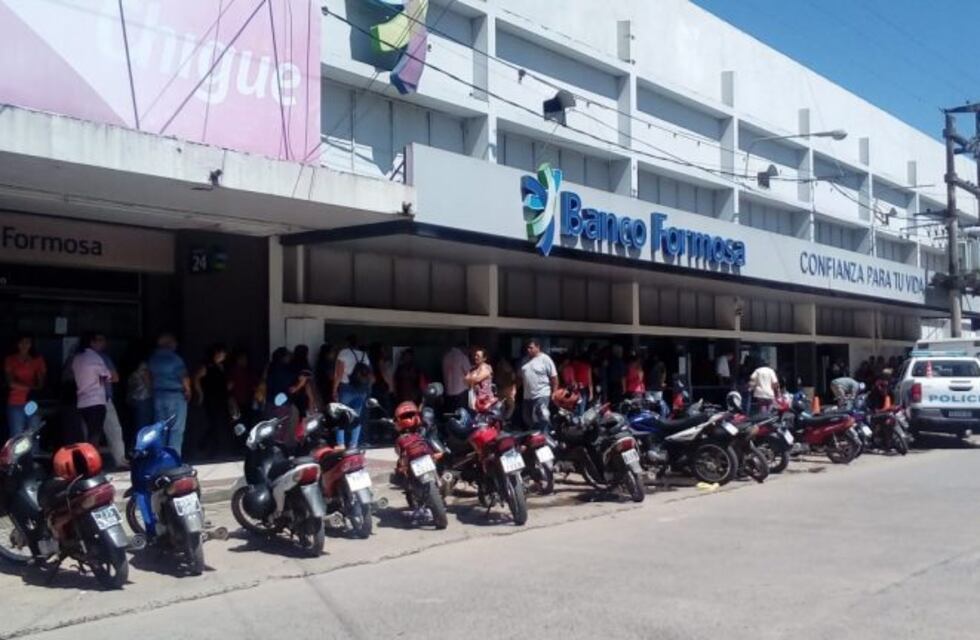 Filas interminables, horas de espera y lentitud para resolver las cuentas bloqueadas en el Banco Formosa