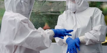 Health staffers of the city government get ready to carry out Covid-19 testing at a park in the Doctores neighborhood in Mexico City on August 11, 2020\u002E (Photo by ALFREDO ESTRELLA / AFP)