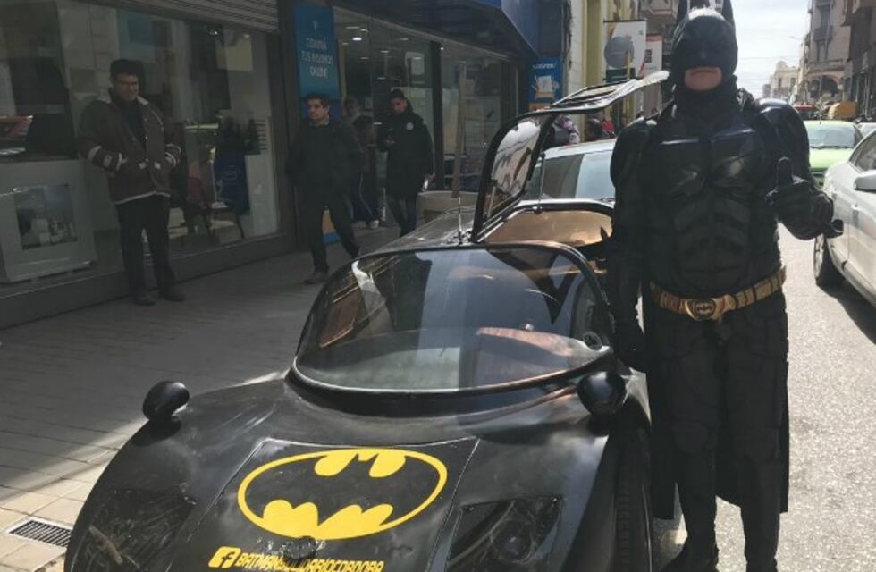 "Bati-solidaridad": el Batman cordobés que visita a niños internados