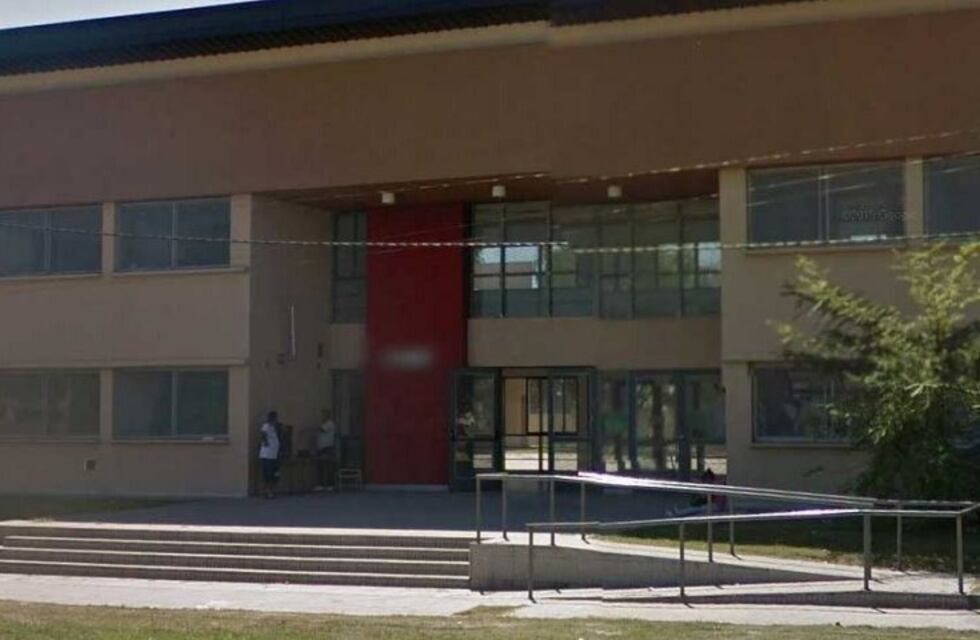 Alumnos atacaron a golpes a la vicedirectora y a la portera de una escuela