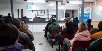 Largas colas para inscribirse en el Cemac\u002E (Daniel Dorado)