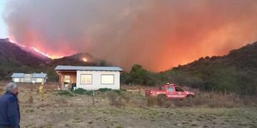 Más de 120 bomberos y cinco aviones hidrantes intentan contener las llamas\u002E
