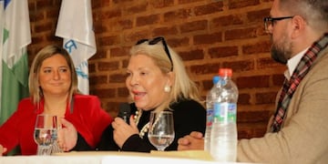 La diputada nacional porteña pasó por Reconquista tras visitar Corrientes\u002E (@elisacarrio)