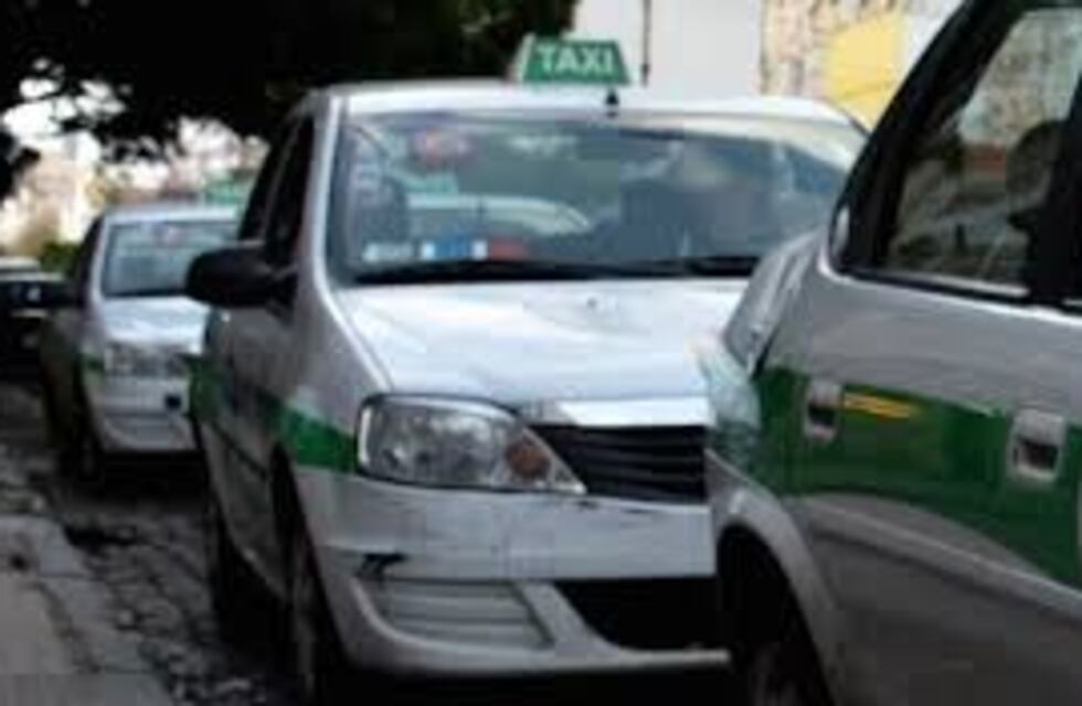 Se olvidó documentación y $10.000 en un taxi de La Plata: necesita recuperarlos para operarse