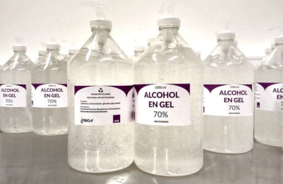 Distribuyen la primera tanda de alcohol en gel producido por la UNR
