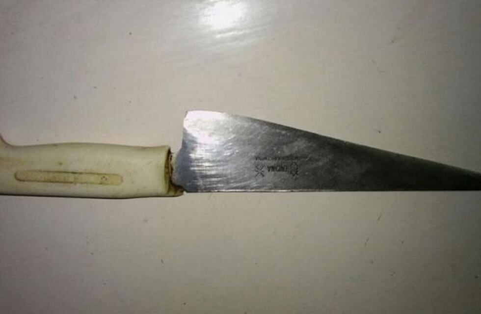 Insólito: detuvieron a un hombre por afilar su cuchilla contra las rejas de un comercio