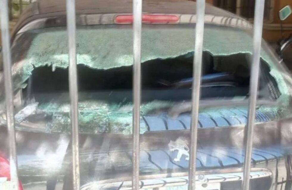 Debía cuidar a sus hijos, puso de excusa la "cuarentena" y su ex le destrozó el auto