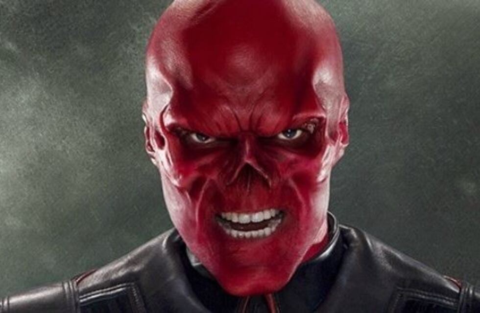 Un hombre gastó 30 mil dólares en operaciones para parecerse a Red Skull
