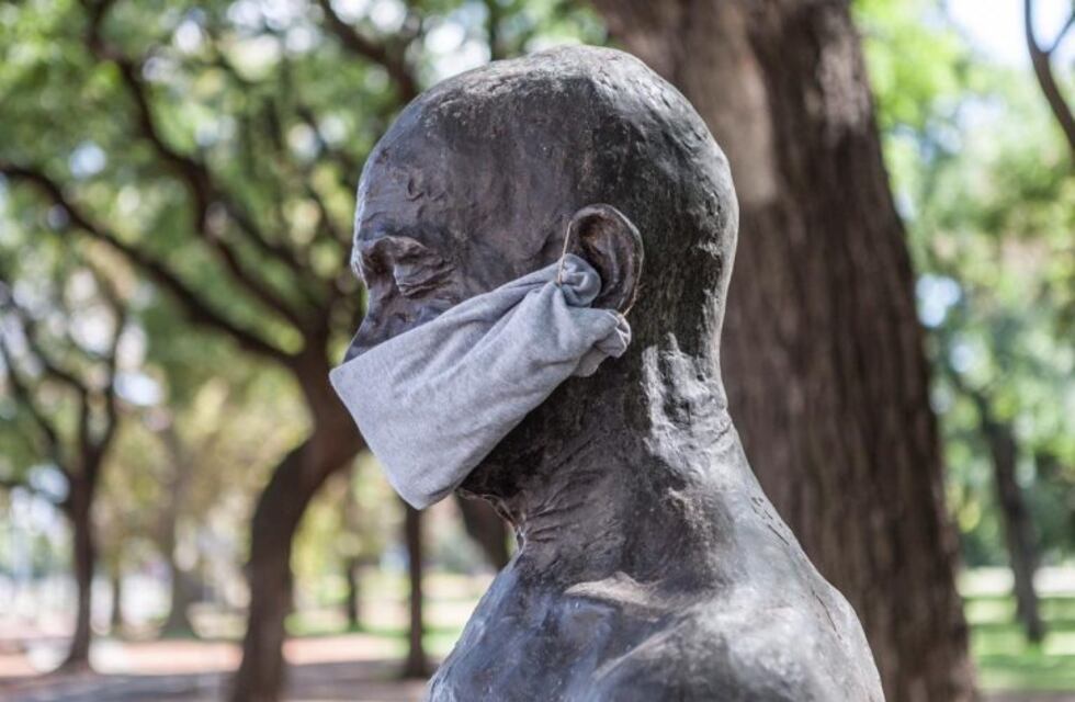 Estatuas de las principales ciudades santafesinas tendrán tapabocas
