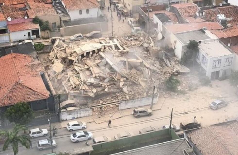 Al menos un muerto por el derrumbe de un edificio de 7 pisos en Fortaleza, Brasil