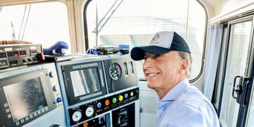 manejando una locomotora\r\n\r\n\r\nDYN27, CHACO 20/09/17, EL PRESIDENTE MAURICIO MACRI ENCABEZÓ HOY EL ACTO DE INAUGURACIÓN DE UNA PLANTA DE ACOPIO DE CEREALES EN ESA LOCALIDAD CHAQUEÑA Y DE UN NUEVO RAMAL DEL FERROCARRIL BELGRANO CARGAS QUE TRANSPORTARÁ LA PRODUCCIÓN DESDE ESE LUGAR HASTA LOS PUERTOS FLUVIALES\u002E TAMBIÉN PARTICIPÓ DEL ACTO EL GOBERNADOR DOMINGO PEPPO\u002EFOTO:DYN/PRESIDENCIA chaco mauricio macri presidente de la nacion visita el chaco inauguracion planta de acopio y ramal ferrocarril belgrano cargas obras de infraestructura trenes ferrocarriles