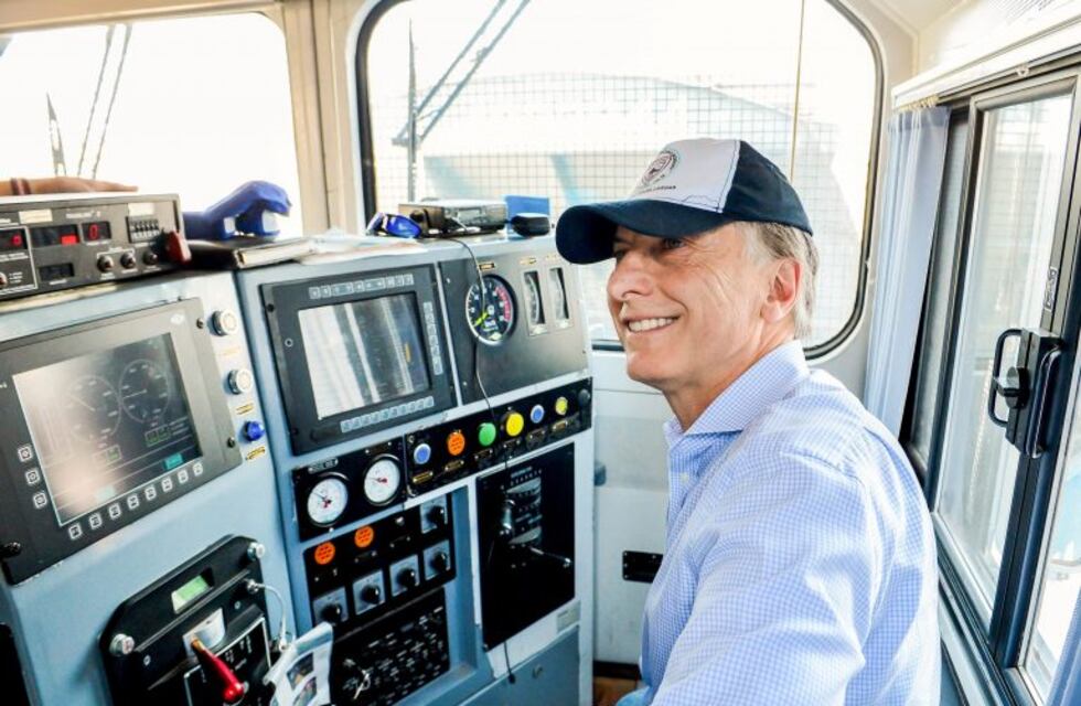 Video: Mauricio Macri inauguró un lavadero de trenes y jugó con los cepillos