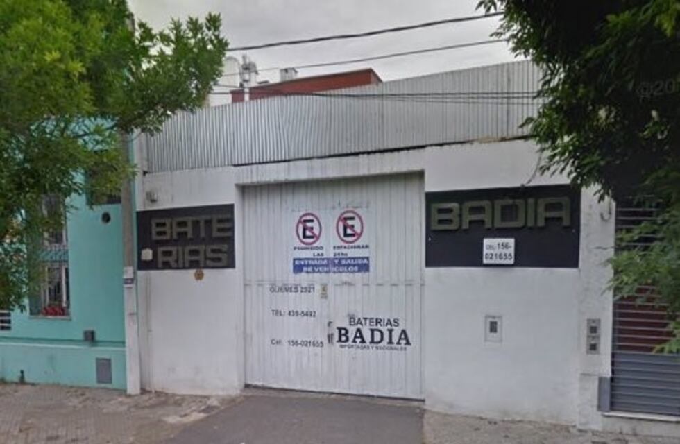 Robaron baterías de un taller mecánico y se escaparon en una chata en reparación