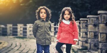 Niño y niña\u002E (PIXABAY)