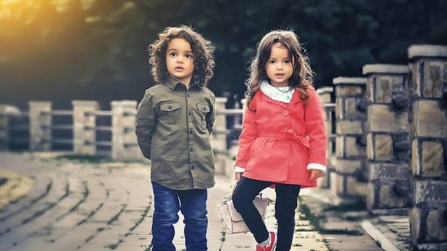 Niño y niña\u002E (PIXABAY)