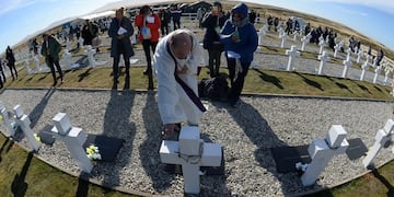 Cementerio argentino de Darwin, en las Malvinas. Los familiares de caídos, ahora identificados, fueron recibidos con respeto por los isleños y las autoridades del archipiélago.