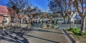 Policía cortando el transito por el juicio al médico que difundió las fotos de Santiago Maldonado\u002E