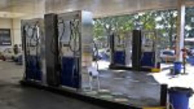 Camioneros paran los choferes del transporte de combustible falta de combustibles por la falta de distribucion Por el paro de camioneros anuncio de posible desabastecimiento rnDYN08, BUENOS AIRES 10/06/2016, FALTANTE DE NAFTA Y GASOIL EN ALGUNAS ESTACIONES DE SERVICIO A RAIZ DEL PARO DEL SINDICATO DE CAMIONEROS EN LA RAMA QUE TRANSPORTA COMBUSTIBLE QUE COMENZu00d3 AYER POR 48 .FOTO:DYN/PABLO AHARONIAN. buenos aires  paro huelga de camioneros escasez de combustible por la falta de distribucion estaciones de servicio vacias