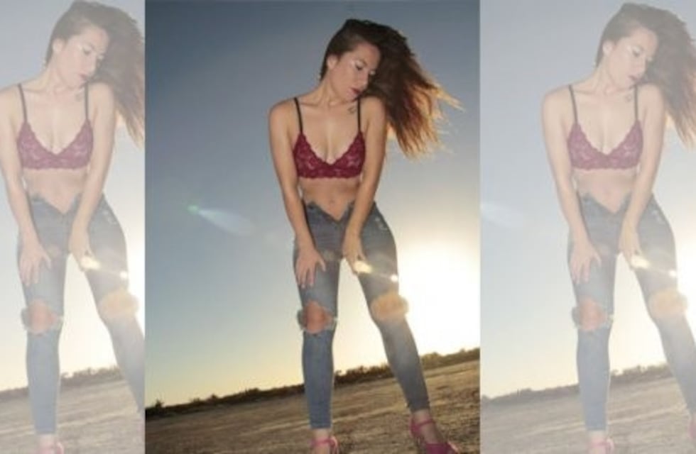 Filtraron las fotos de una mujer policía que promociona juguetes sexuales