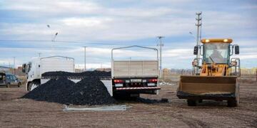 distribuye carbón y leña