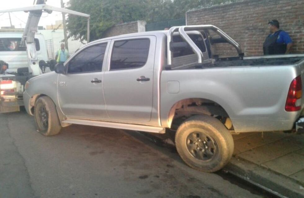 Tremendo escándalo por una grúa que se llevaba una camioneta mal estacionada