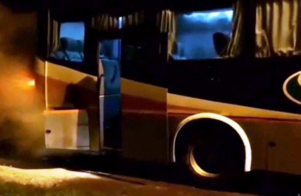 Se incendió un colectivo interurbano en pleno recorrido y casi provoca otra tragedia