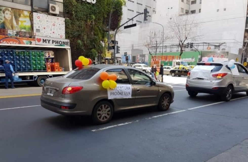 Reclamaron la reapertura de los jardines maternales con una caravana en el Obelisco