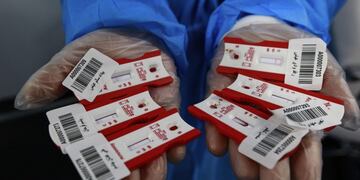 09 August 2020, Iraq, Najaf: An Iraqi medic holds coded blood collection test kit at a coronavirus (COVID-19) drive-through testing station\u002E Photo: Ameer Al Mohammedaw/dpa