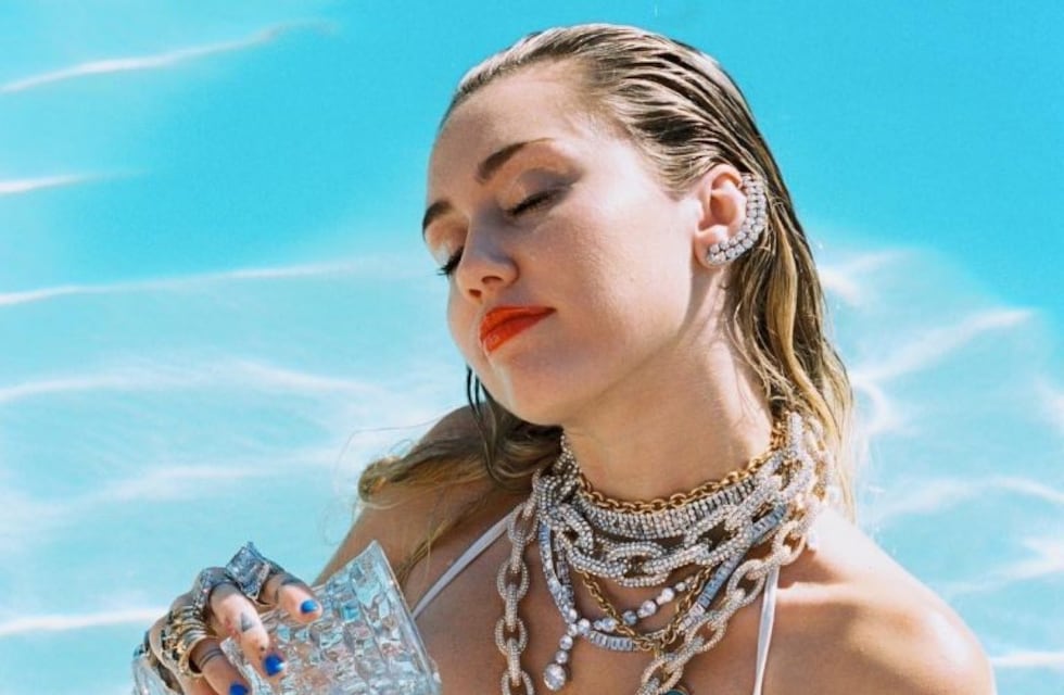 Con un irónico post, Miley Cyrus blanqueó a su nuevo novio, Cody Simpson: "22 y con abdominales"