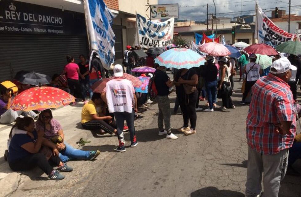 Fraile Pintado: apedrearon el auto donde iba el gobernador Morales