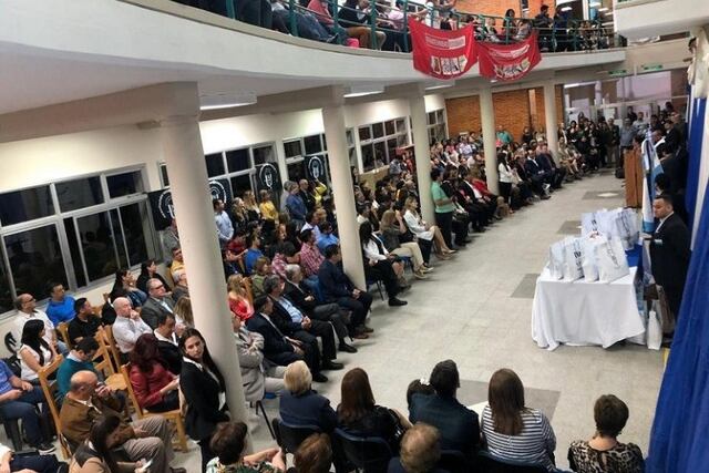 La ceremonia se llevó a cabo en la biblioteca central de la UNaF