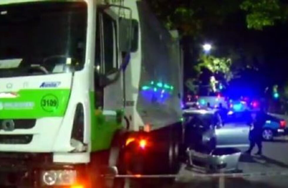Un recolector de residuos sufrió la amputación de las piernas luego de que un auto chocara contra un camión de basura