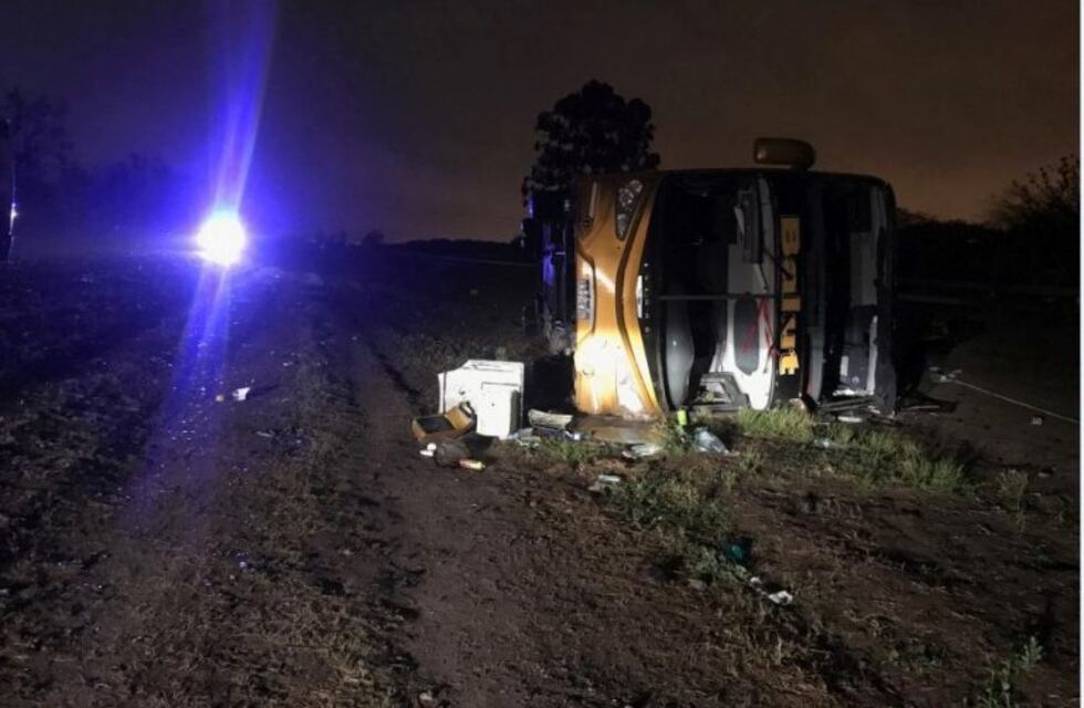 Un colectivo de larga distancia volcó luego de intentar esquivar a un hombre que se cruzó en el camino