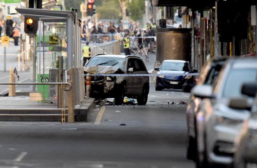 Un auto embistió a una multitud en Melbourne: hay al menos 14 heridos