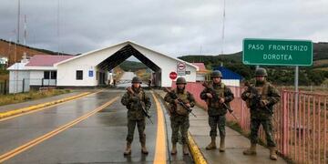 AME6557\u002E MAGALLANES (CHILE), 20/03/2020\u002E- Integrantes de las Fuerzas Armadas de Chile vigilan en el paso fronterizo de Dorotea, que conecta a Chile con Argentina\u002E Para mantener controladas o limpias las zonas de menor impacto por el coronavirus el Gobierno chileno decidió establecer una suerte de fronteras sanitarias internas que limitan el acceso de ciudadanos entre regiones\u002E Desde la frontera con Perú en el norte hasta el límite sur de la región de Coquimbo (unos 1\u002E500 kilómetros de extensión) apenas se han registrado 11 casos, por lo que se estableció un control de temperatura a todos los viajeros que se dirijan a regiones norteñas\u002E EFE/Ejército De Chile SOLO USO EDITORIAL/NO VENTAS MEJOR CALIDAD DISPONIBLE