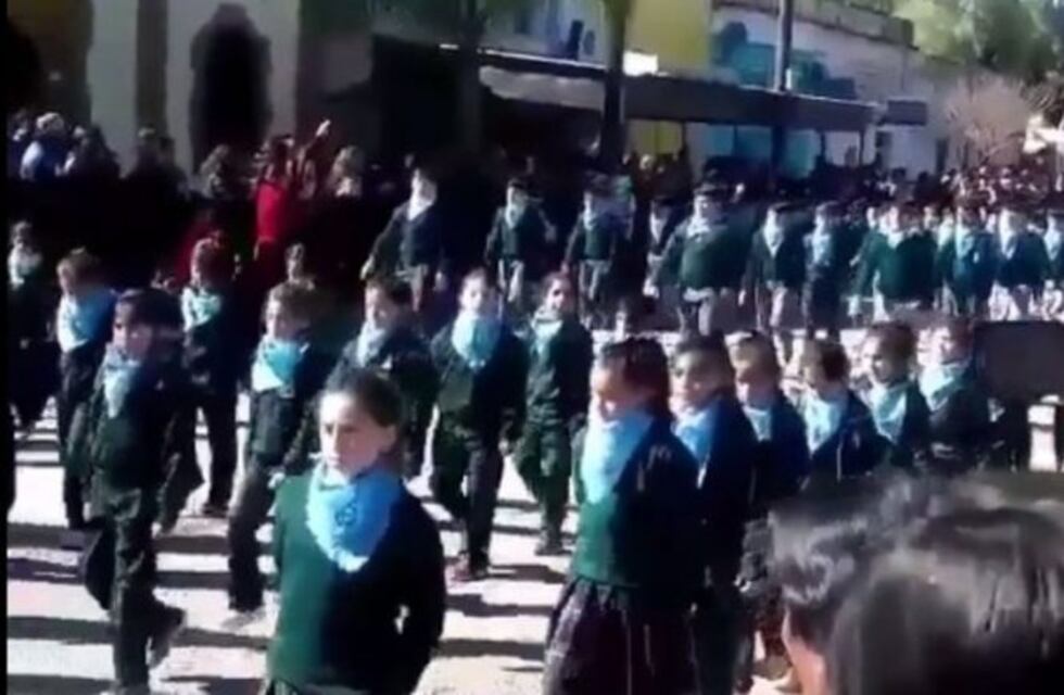 Alumnos con el pañuelo celeste y marchando con música militar despertó la polémica en torno a la despenalización del aborto