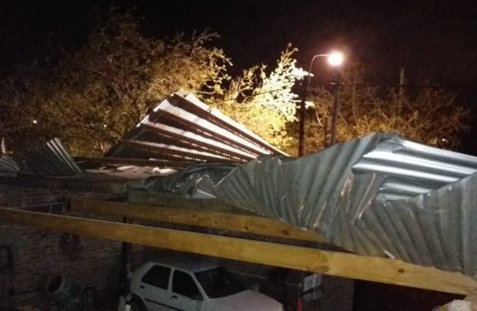 En medio del viento subió a reparar el techo y cayó al vacío: está grave