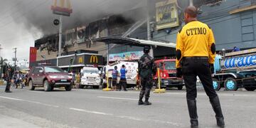 FRM06\u002E Davao City (Philippines), 23/12/2017\u002E- A view of a burning shopping mall in Davao city, southern Philippines, 23 December 2017 (issued on 24 December 2017)\u002E According to news reports, at least 37 people were feared dead in a fire that engulfed a shopping mall days before Christmas in Davao city\u002E (Incendio, Filipinas) EFE/EPA/RUBY EBRANO
