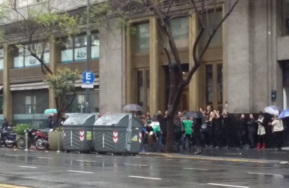 #NiUnaMenos: las mujeres realizaron un paro de 13 a 14  en todo el país