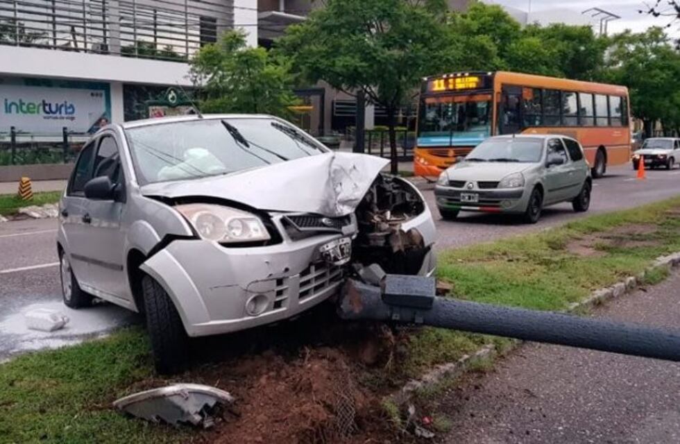 Corte parcial en la Rafael Núñez, por un choque en la madrugada