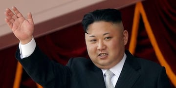 FILE - In this April 15, 2017 file photo, North Korean leader Kim Jong Un waves during a military parade in Pyongyang, North Korea to celebrate the 105th birth anniversary of Kim Il Sung, the country's late founder and grandfather of current ruler Kim Jong Un\u002E South Korea's military said Tuesday, July 4, 2017 North Korea has launched another ballistic missile\u002E The launch is part of a string of test-firings in recent months as the North works to build a nuclear-tipped missile that could reach the United States\u002E (AP Photo/Wong Maye-E, File) corea del norte Kim Jong Un lider supremo de corea del norte durante un desfile militar