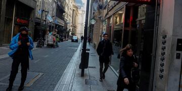 Exceso de pesos presiona al dólar y el Banco Central sale a jugar fuerte\u002E