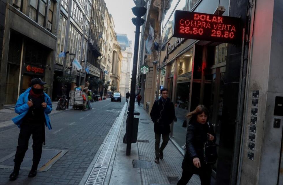 Exceso de pesos presiona al dólar y el Banco Central sale a jugar fuerte