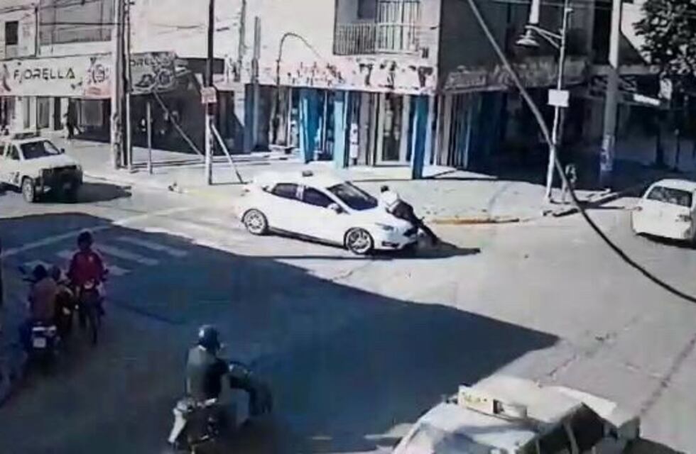 Inspector de tránsito fue atropellado por un taxista que intentó huir de un control