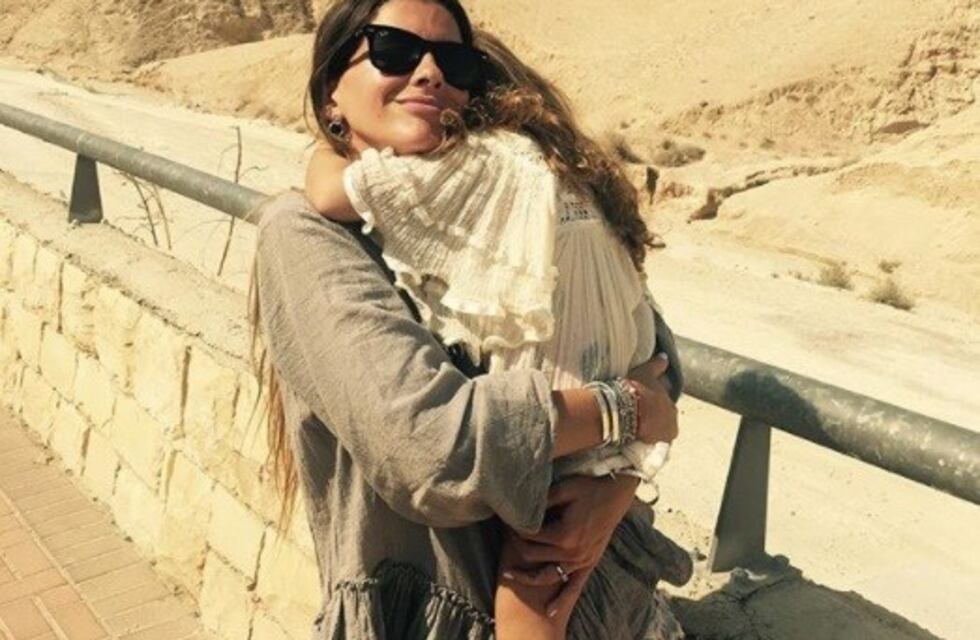 La China Suárez publicó una tierna foto de Rufina y sus cachorros