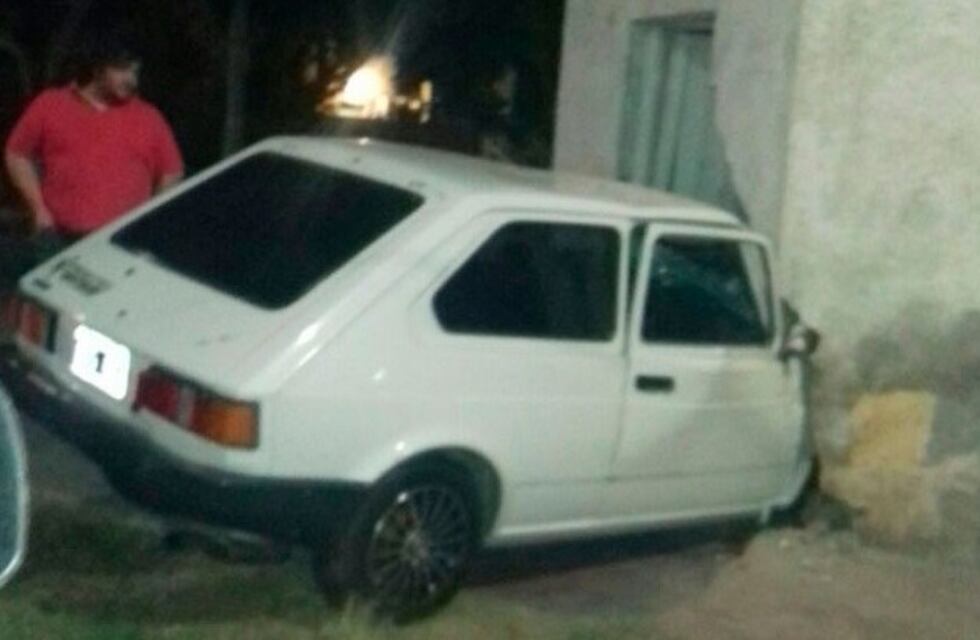 Impactante: perdió el control del auto y se incrustó contra una vivienda